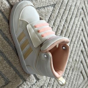 Almost new condition, my daughter just used them once. Cute and style